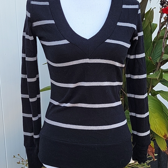 V NECK SWEATER - Picture 2 of 9